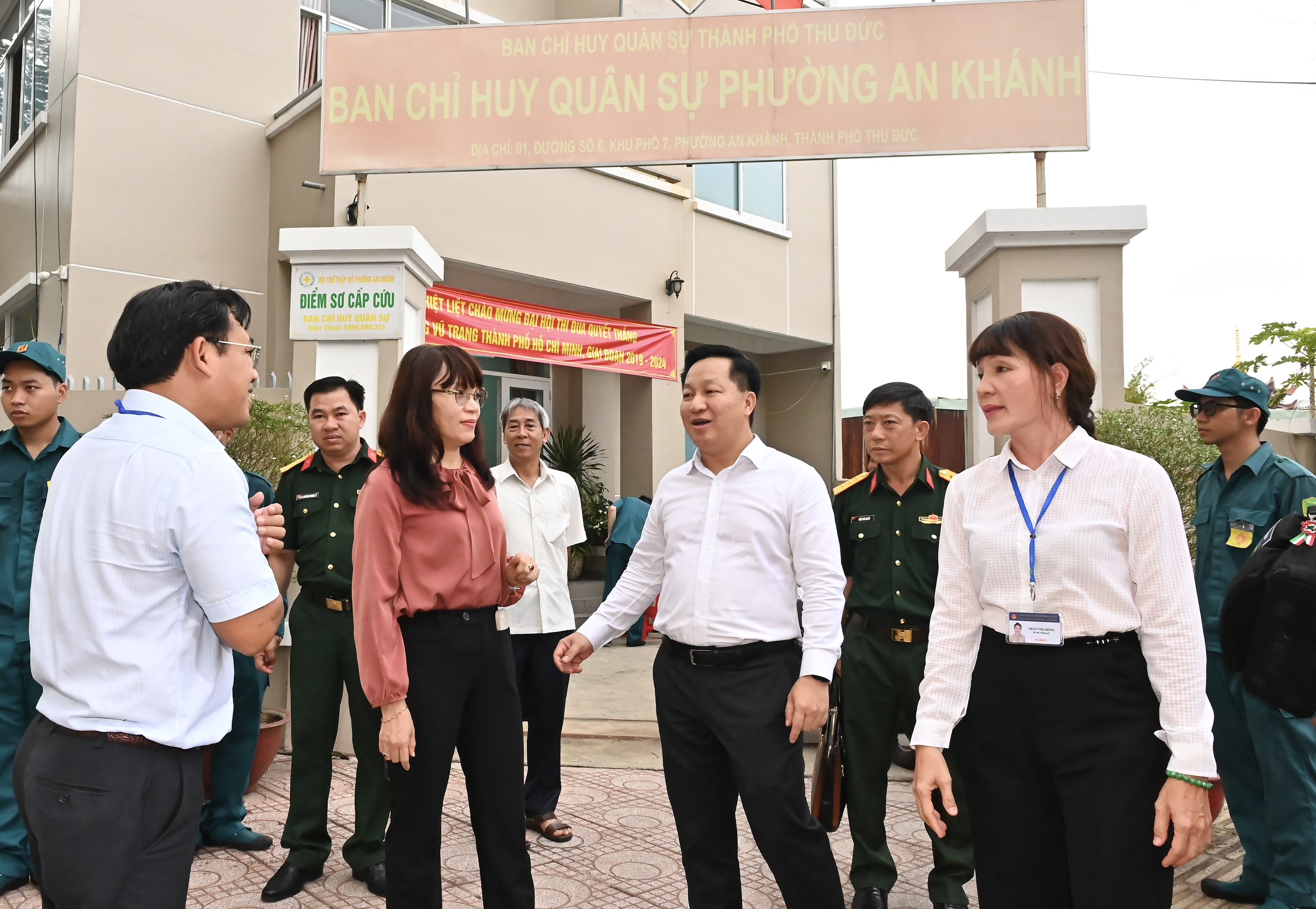 Trước khi làm việc với địa phương, đoàn khảo sát thực tế tại Ban Chỉ huy Quân sự và Công an phường An Khánh (Ảnh: Việt Dũng).